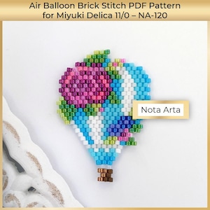 Könnte beinhalten: Ein farbenfrohes Perlenmuster eines Heißluftballons in Blau-, Rosa-, Lila-, Grün- und Brauntönen. Das Bild enthält den Text "Air Balloon Brick Stitch PDF Pattern for Miyuki Delica 11/0 - NA-120" und den Text "Nota Arta".