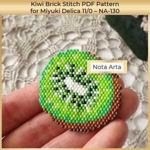 Peut inclure: Un motif de kiwi en perles, composé de perles vertes, blanches, noires et marron. Le motif représente une tranche de kiwi, avec le texte "Nota Arta" sur une petite étiquette rectangulaire. Le texte "Kiwi Brick Stitch PDF Pattern" est en haut.