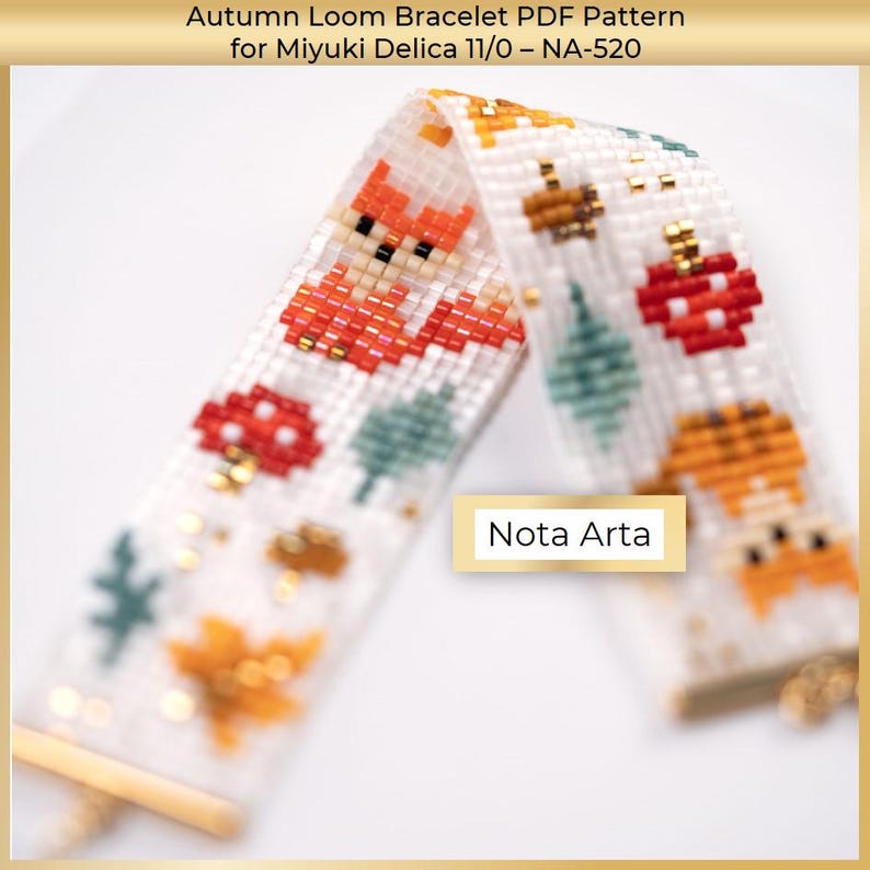 Puede incluir: Pulsera de cuentas blanca con dise&ntilde;os de tem&aacute;tica oto&ntilde;al, incluyendo un zorro, setas y hojas. La pulsera est&aacute; hecha con peque&ntilde;as cuentas y presenta detalles dorados. El texto "Nota Arta" es visible.
