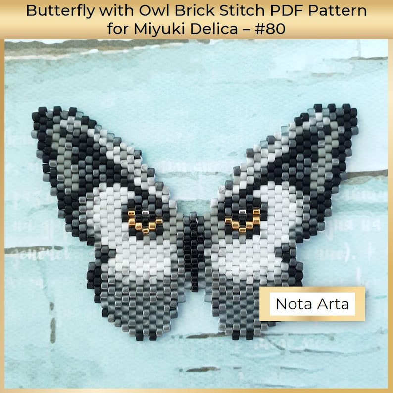 K&ouml;nnte beinhalten: Ein grauer und wei&szlig;er Perlen-Schmetterling mit goldenen Augen. Der Schmetterling ist mit der Ziegel-Stich-Technik hergestellt und ist ein PDF-Muster f&uuml;r Miyuki Delica Perlen. Das Muster tr&auml;gt den Titel "Butterfly with Owl Brick Stitch PDF Pattern for Miyuki Delica - #80" und stammt von Nota Arta.