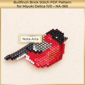 Könnte beinhalten: Ein Gimpel-Ziegelstichmuster für Miyuki Delica 11/0 Perlen, beschriftet mit NA-365 und Nota Arta. Das Design zeigt einen Vogel mit leuchtend roter Brust, schwarzem Kopf und Flügeln sowie silbergrauen Akzenten, gefertigt aus kleinen, quadratischen Perlen.