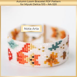 Puede incluir: Una pulsera de cuentas blanca con un colorido dise&ntilde;o de hojas de oto&ntilde;o. La pulsera presenta cuentas naranjas, amarillas, verdes y doradas. El texto "Nota Arta" est&aacute; en la pulsera. Es un patr&oacute;n PDF para cuentas Miyuki Delica 11/0.