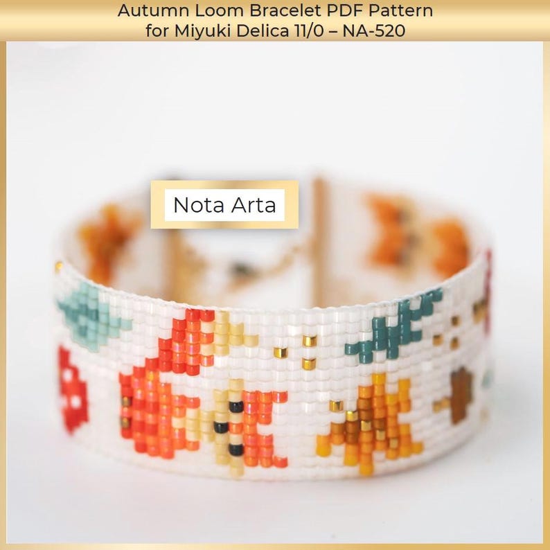 Puede incluir: Una pulsera de cuentas blanca con un colorido dise&ntilde;o de hojas de oto&ntilde;o. La pulsera presenta cuentas naranjas, amarillas, verdes y doradas. El texto "Nota Arta" est&aacute; en la pulsera. Es un patr&oacute;n PDF para cuentas Miyuki Delica 11/0.