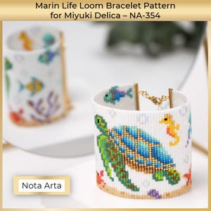 Puede incluir: Un brazalete blanco tejido con una tortuga marina colorida, un caballito de mar amarillo y peces azules. El brazalete está hecho con cuentas Miyuki Delica y tiene un cierre dorado. El brazalete está etiquetado como "Marin Life Loom Bracelet Pattern for Miyuki Delica - NA-354" y "Nota Arta".