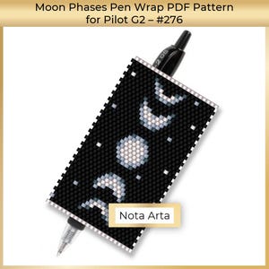 Könnte beinhalten: Ein schwarz-weißes PDF-Muster für eine Pilot G2 Stift-Ummantelung mit einem Design von Mondphasen. Das Muster trägt den Titel "Moon Phases Pen Wrap PDF Pattern for Pilot G2 - #276" und enthält den Text "Nota Arta".