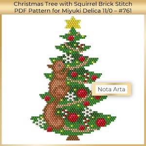 Może przedstawiać: Choinka z koralików z wiewiórką wspinającą się po pniu. Choinka jest ozdobiona czerwonymi i zielonymi ozdobami, białymi płatkami śniegu i cukierkami. Tło jest białe. "Nota Arta" jest napisane w złotym prostokącie w prawym dolnym rogu obrazu.