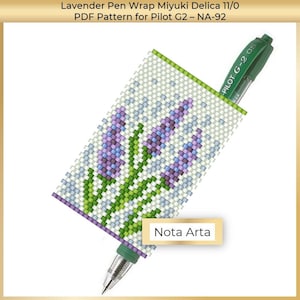 Könnte beinhalten: Ein Perlen-Stifthalter mit Lavendel-Design in Lila und Grün. Der Stifthalter ist um einen grünen Pilot G-2 05 Stift gewickelt. Der Text "Nota Arta" ist im Bild zu sehen.