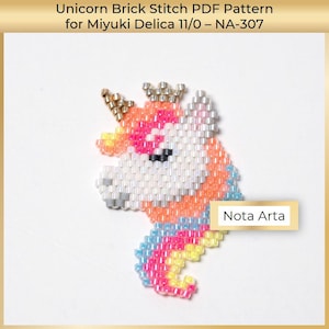 Puede incluir: Un diseño de unicornio con cuentas en un patrón de puntada de ladrillo. El unicornio presenta un cuerpo blanco, una melena rosa y naranja y una cola de arcoíris. El texto "Unicorn Brick Stitch PDF Pattern" está en la parte superior. El texto "Nota Arta" está en un rectángulo amarillo.