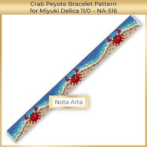 Könnte beinhalten: Ein Perlenarmbandmuster mit einer Strandszene mit roten Krabben, blauem Wasser und beigem Sand. Der Text "Crab Peyote Bracelet Pattern" und "Nota Arta" sind sichtbar. Das Muster ist für Miyuki Delica 11/0 Perlen entworfen.