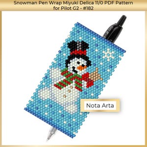 Op de afbeelding: Een kralen pen wrap met een sneeuwpop ontwerp. De wrap is voornamelijk lichtblauw met een sneeuwpop in het midden met een zwarte hoed, rode sjaal en een beige want. De pen wrap is ontworpen voor een Pilot G2 pen.