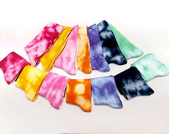 Handgefertigte Batik Crew Socken: Farbenfrohe Unisex-Mode