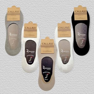 Five pairs of invisible socks in different colors (gray, beige, white, and black) displayed with branded tags on a textured background.