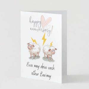 Könnte beinhalten: Weiße Glückwunschkarte mit zwei Schafen, gelben Blitzen und dem Text "Happy Anniversary!" und "Ewe may drive each other Baa-my."
