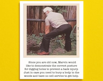 Puede incluir: Una tarjeta de felicitación de estilo vintage con una fotografía de una persona con camisa clara y pantalones oscuros cavando en la tierra. El texto dice: Since you are old now, Marvin would like to demonstrate the correct posture for digging holes.