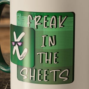 Puede incluir: Taza de café blanca con borde y asa verdes. La taza tiene un gráfico verde y blanco de una hoja de cálculo con el texto "Freak in the Sheets".