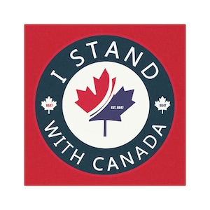 Puede incluir: Una pegatina circular roja, blanca y azul con el texto "I Stand With Canada" y una hoja de arce canadiense estilizada. El texto "EST. 8647" está dentro de la hoja de arce.