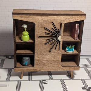 ライトウォルナットミッドセンチュリーキャビネット/バー、スターバーストアクセント付き - ミニチュア1:12スケール、ルームボックス、ドールハウス家具