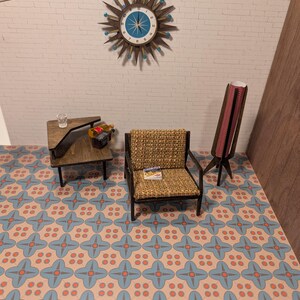 Peut inclure: Scène miniature de salon moderne du milieu du siècle. Comprend une horloge en forme d'éclat d'étoile, une chaise tissée, une table d'appoint avec un verre et un lampadaire. Le sol présente un motif de carreaux. Les murs sont en briques blanches.