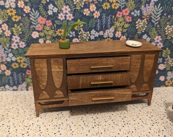 Aparador Kent Coffey estilo Mid-Century Modern (MCM) com gavetas que abrem - Miniatura na escala 1:12