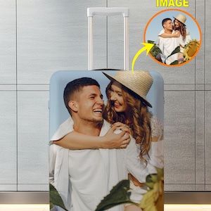 K&ouml;nnte beinhalten: Ein Rollkoffer mit einem Foto eines l&auml;chelnden Paares in wei&szlig;er Kleidung, vor dem Hintergrund von Sonnenblumen und blauem Himmel. Ein kleineres Bild des Paares befindet sich oben rechts, mit dem Text "YOUR IMAGE" dar&uuml;ber.