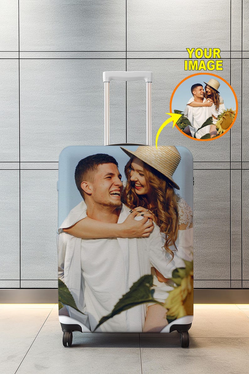 K&ouml;nnte beinhalten: Ein Rollkoffer mit einem Foto eines l&auml;chelnden Paares in wei&szlig;er Kleidung, vor dem Hintergrund von Sonnenblumen und blauem Himmel. Ein kleineres Bild des Paares befindet sich oben rechts, mit dem Text "YOUR IMAGE" dar&uuml;ber.