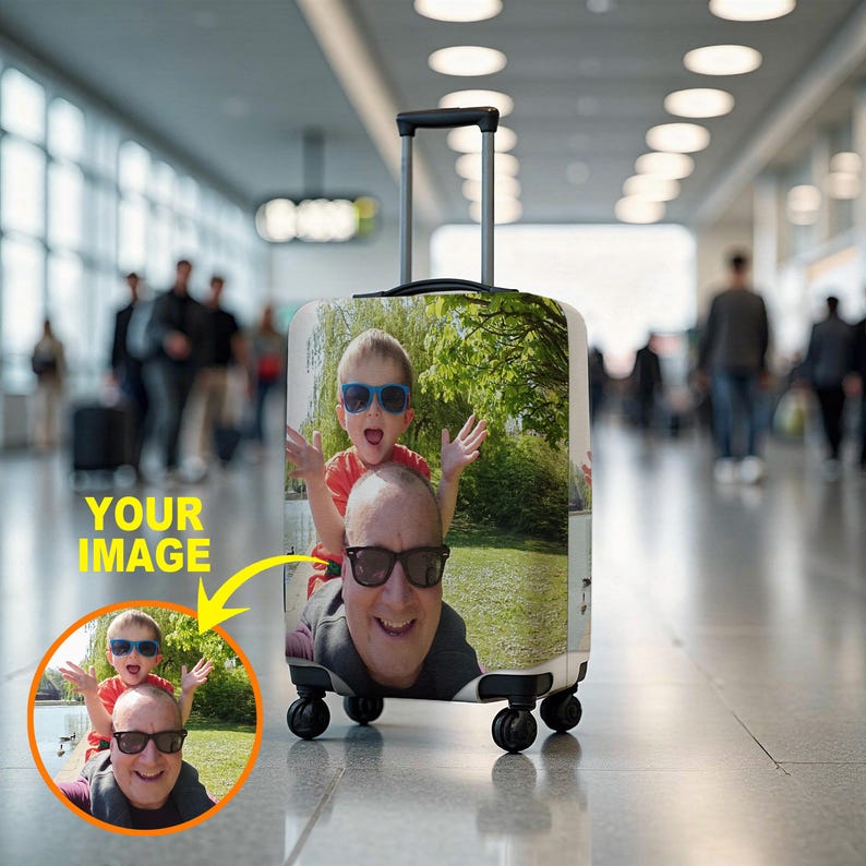 K&ouml;nnte beinhalten: Ein rollender Koffer mit individuellem Fotoaufdruck. Das Bild auf dem Koffer zeigt einen Mann und ein Kind mit Sonnenbrille. Der Koffer hat einen ausziehbaren Griff und vier schwarze R&auml;der. Der Hintergrund zeigt ein Flughafenterminal.