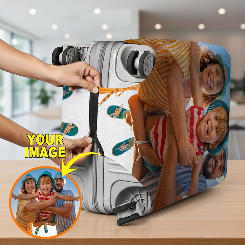K&ouml;nnte beinhalten: Ein grauer Koffer mit einer individuellen H&uuml;lle, die gerade mit einem Rei&szlig;verschluss versehen wird. Die H&uuml;lle zeigt ein Familienfoto und ein Muster aus blauen Turnschuhen. Die Worte "YOUR IMAGE" stehen in einer gelben Sprechblase.