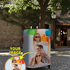K&ouml;nnte beinhalten: Ein grauer Rollkoffer mit einem individuellen Bild einer Familie, die Luftballons h&auml;lt. Der Koffer hat einen ausziehbaren Griff und R&auml;der. Die Worte "YOUR IMAGE" sind auf dem Koffer aufgedruckt.