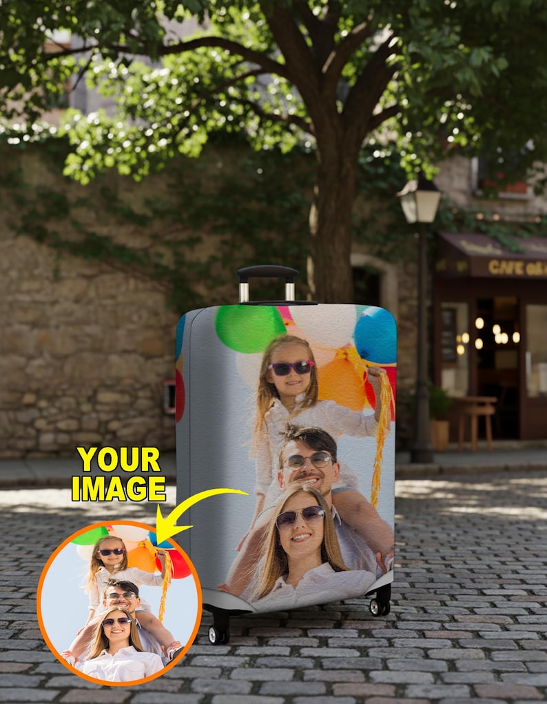 K&ouml;nnte beinhalten: Ein grauer Rollkoffer mit einem individuellen Bild einer Familie, die Luftballons h&auml;lt. Der Koffer hat einen ausziehbaren Griff und R&auml;der. Die Worte "YOUR IMAGE" sind auf dem Koffer aufgedruckt.