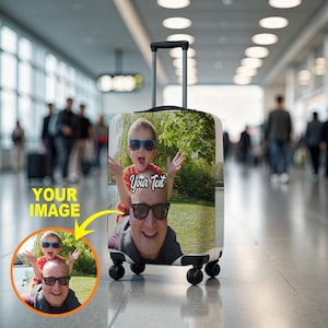 K&ouml;nnte beinhalten: Ein rollender Koffer mit individuellem Fotodruck. Das Bild auf dem Koffer zeigt einen Mann und ein Kind mit Sonnenbrille. Der Text "Your Text" ist auf dem Koffer aufgedruckt. Der Koffer hat einen ausziehbaren Griff und vier R&auml;der.