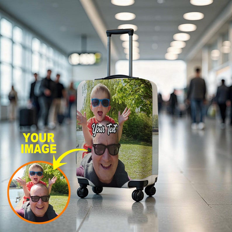 K&ouml;nnte beinhalten: Ein rollender Koffer mit individuellem Fotodruck. Das Bild auf dem Koffer zeigt einen Mann und ein Kind mit Sonnenbrille. Der Text "Your Text" ist auf dem Koffer aufgedruckt. Der Koffer hat einen ausziehbaren Griff und vier R&auml;der.