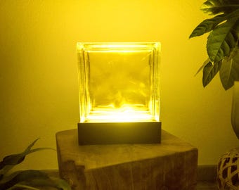 Lámpara de bloque de vidrio hecha a mano en amarillo con base de madera: lámpara de mesa retro como luz de ambiente cálida y accesorio especial para la decoración del hogar.