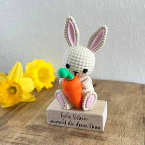 Personalisierter Osterhase mit Möhre aus 3D Druck • Strickoptik Figur Holzsockel mit Wunschtext • Ostergeschenk Amigurumi Look • Deko