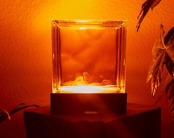Lámpara de bloque de vidrio hecha a mano en naranja con base de madera - lámpara de mesa retro como luz de ambiente cálida y accesorio para el hogar, decoración del hogar vintage