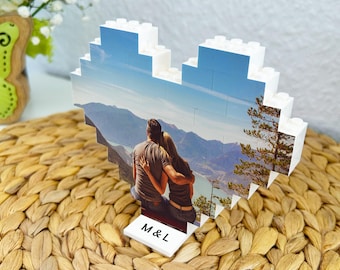 Corazón fotográfico personalizado hecho con bloques de construcción. Un bloque fotográfico con forma de corazón, ideal como regalo para parejas en aniversarios, San Valentín o bodas.