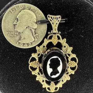 Vintage 1920&#39;s cameo pendent black/white silhouette filigree grape design very detailed