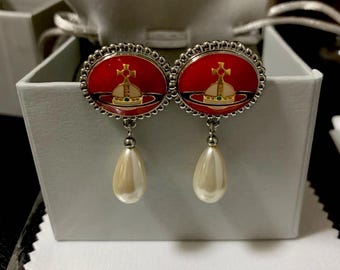 Brincos Vivienne Westwood com Pérola e Detalhe em Prata e Orbe Vermelho - Autênticos