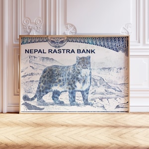 Puede incluir: Un primer plano de un billete de banco que muestra un leopardo de las nieves en un paisaje montañoso. El billete de banco dice "Nepal Rastra Bank" en letras negras y negritas.