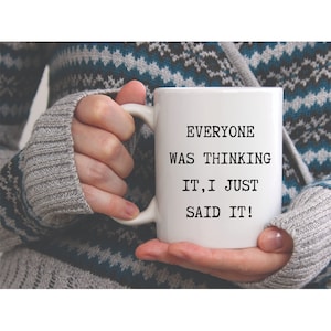 Könnte beinhalten: Eine weiße Keramiktasse mit schwarzem Text, der lautet: "Jeder dachte es, ich habe es nur gesagt!"