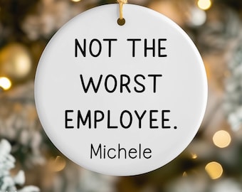 Adorno "No es el peor empleado" personalizado con nombre / Regalo divertido para compañeros de trabajo / Adorno navideño de oficina / Decoración con humor laboral