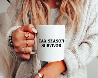 Puede incluir: Taza de cerámica blanca con texto negro que dice "Tax Season Survivor".