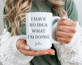 Taza "No tengo ni idea de lo que estoy haciendo" - Personalizada con nombre opcional - Divertida taza de café para la oficina - Regalo para compañeros de trabajo - Taza con humor laboral