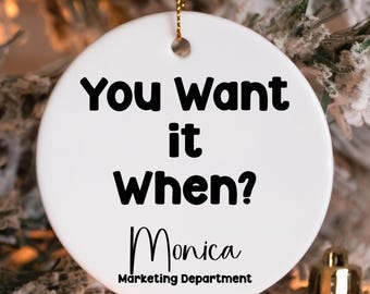 ¿Cuándo lo quieres? Adorno de oficina divertido, personalizado con nombre y departamento. Regalo para compañeros de trabajo, jefes o cualquier otro tipo de trabajo. Adorno de cerámica con humor.