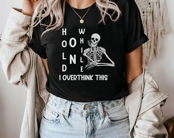 Espera mientras pienso demasiado en esta camiseta unisex, camisa de esqueleto divertida, pensamiento de esqueleto, humor de Halloween, esqueleto reflexivo, ansiedad divertida