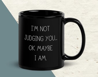 Rolig sarkastisk mugg | Jag dömer dig inte ... okej, kanske jag gör det | Kontorshumor-kaffemugg | Svart keramikmugg | Relatable kollega-present