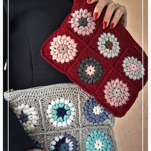 Peut inclure: Une tasse en céramique blanche avec une anse noire et le texte "But First, Coffee" en noir, dans une police manuscrite. La tasse est posée sur une surface blanche.