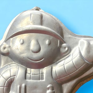 WILTON Vintage Cake Pan, Bob The Builder Character Cake Pan, Birthday Cake, Shaped Cake, Proceeds for Charity