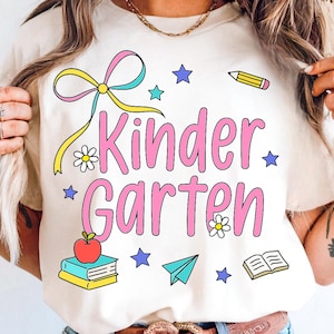 PNG de regreso a clases, diseño de camiseta de maestra coqueta para el primer día de clases, sublimación de lazo rosa femenino, PNG de jardín de infantes