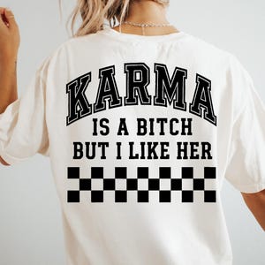 Karma is a Bitch PNG、面白い皮肉な引用句の昇華デザイン、トレンディなTシャツPNGデジタルダウンロード、Varsity PNG、レトロなチェック柄PNG