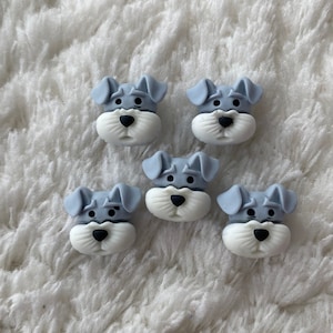 Könnte beinhalten: Fünf Miniatur-Schnauzer-Figuren in Grau und Weiß. Die Figuren sind aus Polymer Clay gefertigt und haben eine glänzende Oberfläche.